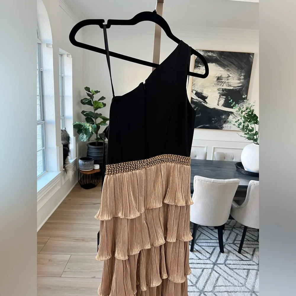 Mac Duggal Ieena One Shoulder Tiered Pleated Gown Black Gold Size 0 NWT
